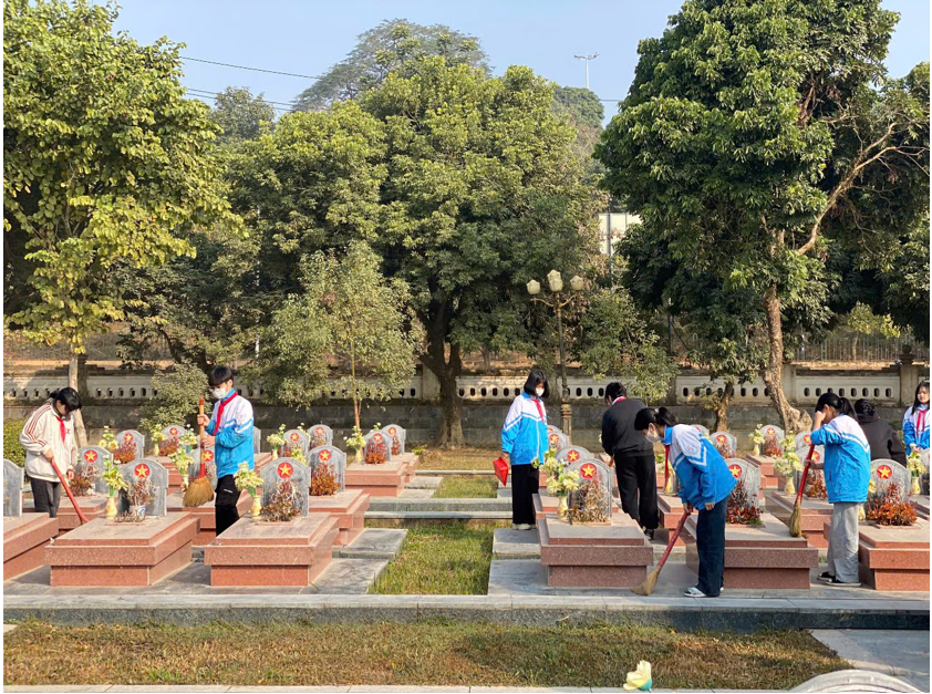 Hoạt động trải nghiệm “chăm sóc nghĩa trang liệt sĩ” của học sinh Trường THCS Mường Thanh