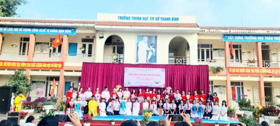 Trường THCS Thanh Bình long trọng tổ chức hoạt động giáo dục truyền thống “ Tri ân các thầy cô “ nhân dịp kỷ niệm 42 năm ngày Nhà giáo Việt Nam (20/11/1982 - 20/11/2024)
