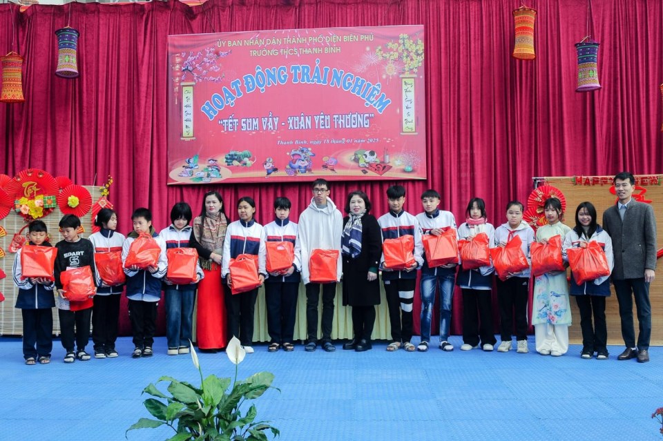 Trao quà Tết ất tỵ 2025 cho học sinh có hoàn cảnh khó khăn tại Trường THCS Thanh Bình- Thành phố Điện Biên Phủ