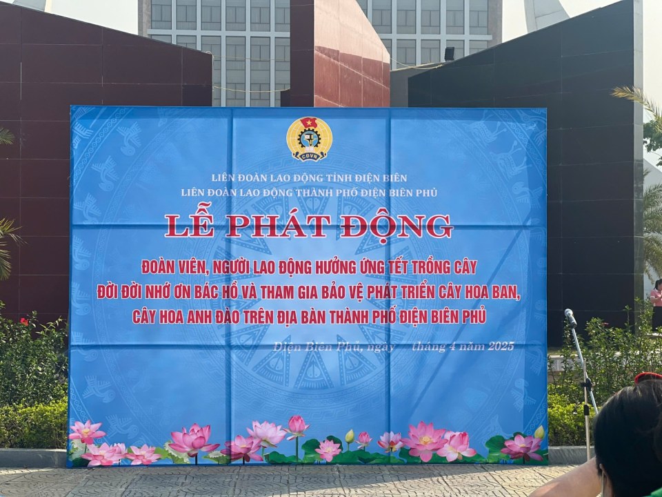 Cán Bộ, Giáo Viên, Nhân Viên trường THCS Thanh Bình Tích Cực Hưởng Ứng Tháng Công Nhân 2025: Trồng Cây Hoa Ban, Gìn Giữ Vẻ Đẹp Tây Bắc