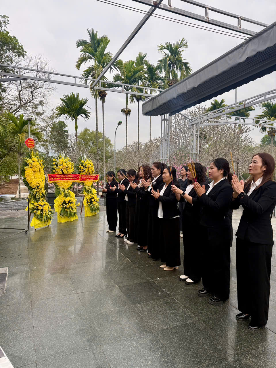 Cbgvnv Trường THCS Thanh Bình – Phường Điện Biên Phủ thăm viếng nghĩa trang liệt sĩ độc lập