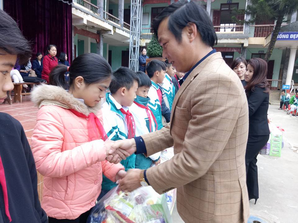 Trường THCS Trần Can phối hợp với Hội phụ huynh học sinh trao quà tết cho các em học sinh nghèo vượt khó