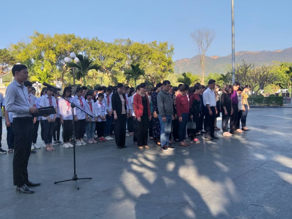 Lễ viếng nghĩa trang anh hùng liệt sỹ Him Lam