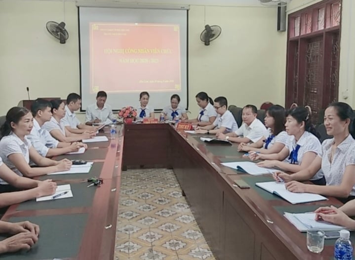 Hội nghị công nhân viên chức Trường THCS Trần Can năm học 2020 - 2021