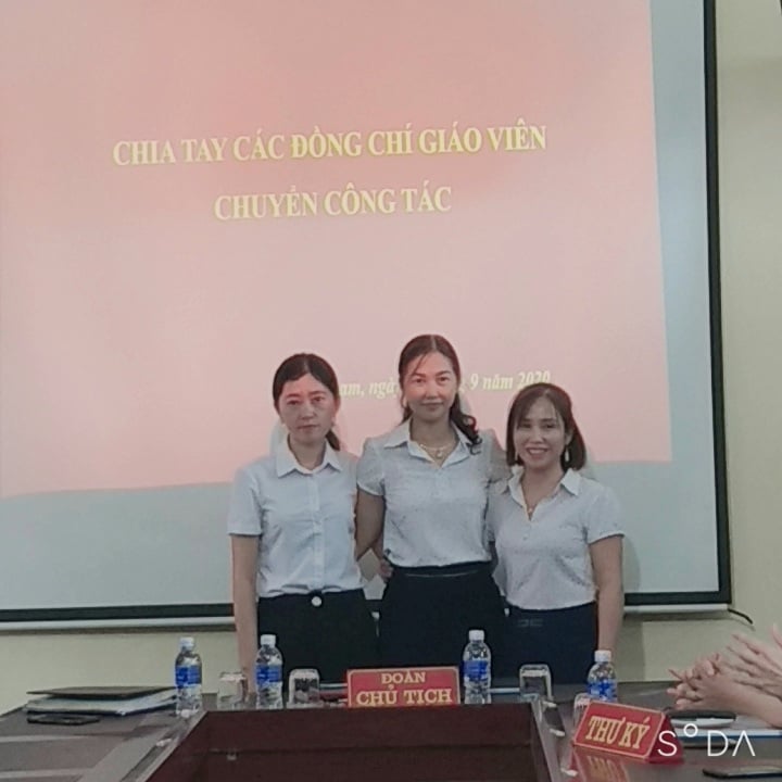 Chia tay 2 đồng chí chuyển công tác năm học 2020 - 2021