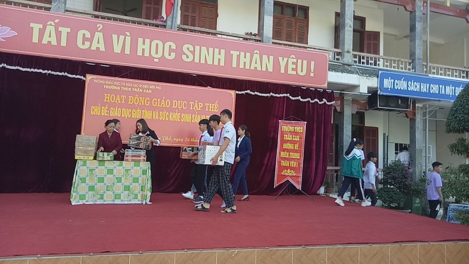 Quyên góp ủng hộ đồng bào miền trung bị thiên tai bão lũ