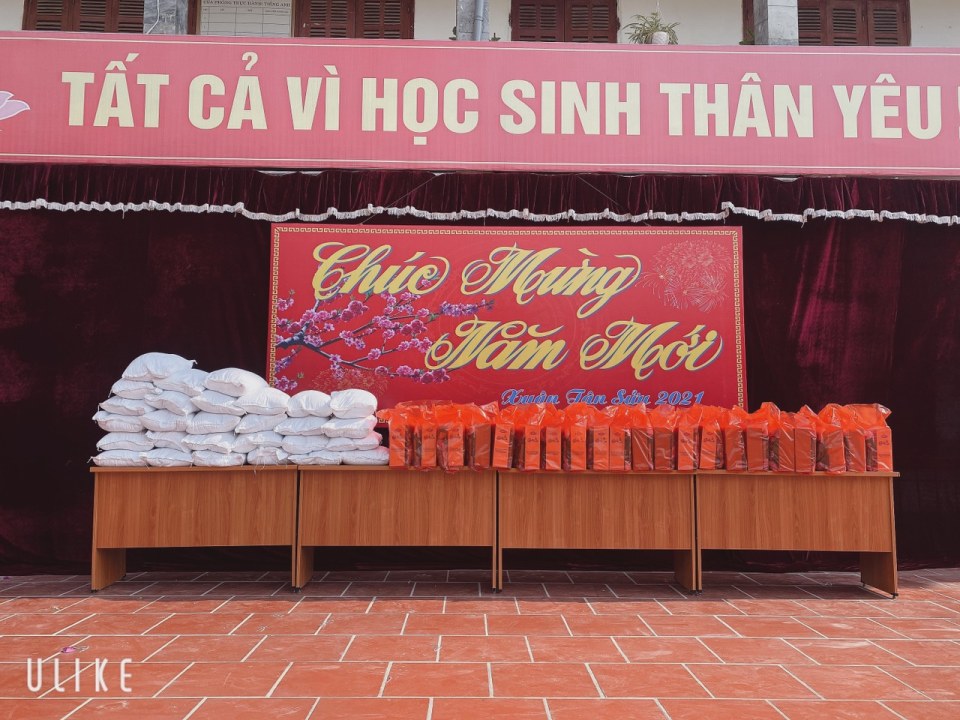 Trường THCS Trần Can trao quà Tết cho các em học sinh có hoàn cảnh khó khăn