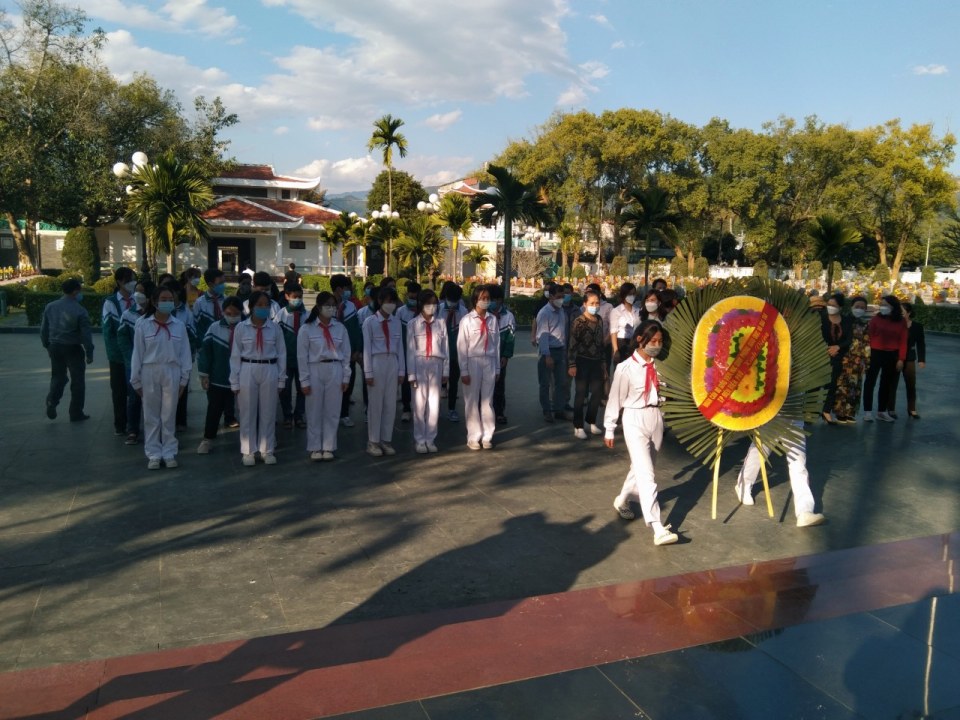 Viếng nghĩa trang liệt sỹ Him Lam