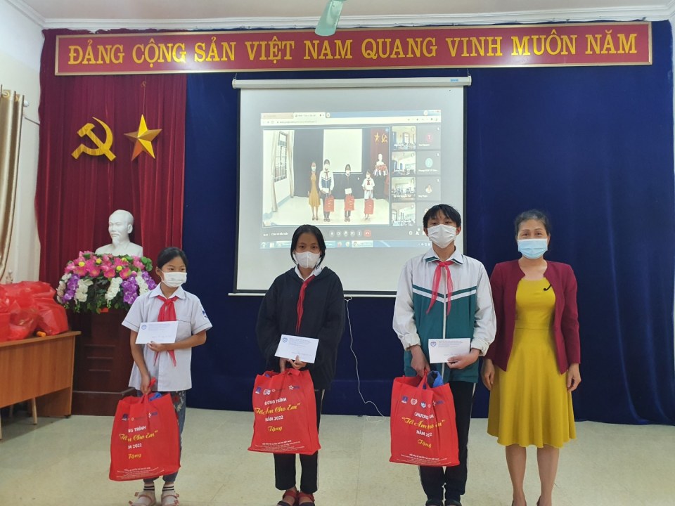 Trường THCS Trần Can tổ chức trao quà Tết cho các em hs nghèo, các em học sinh có hoàn cảnh khó khăn