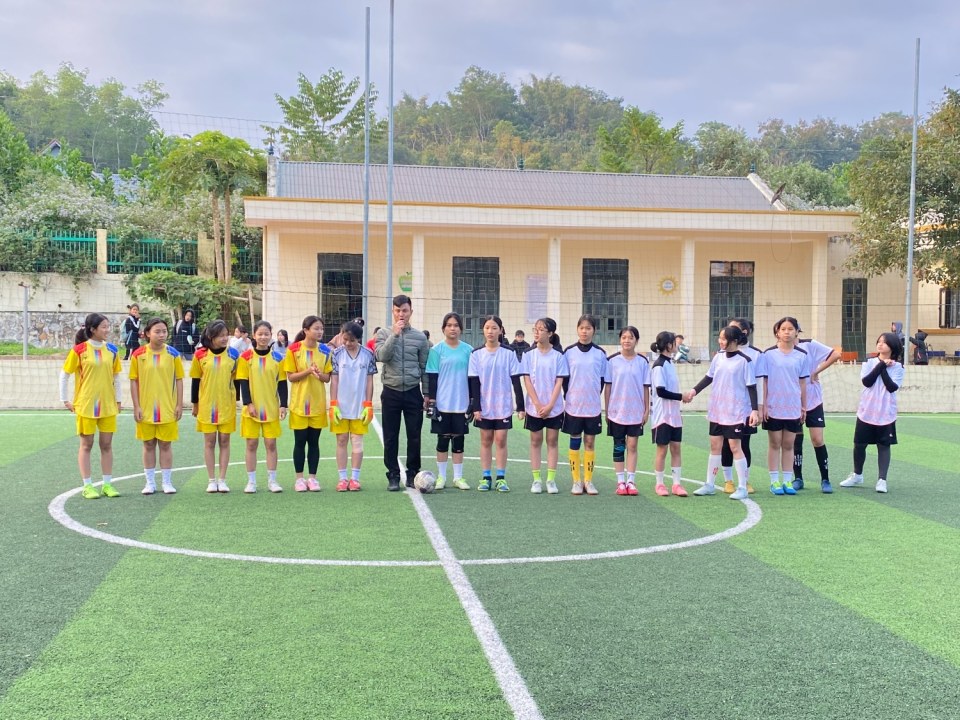 Trường THCS Trần Can tham gia giải bóng đá giao lưu cấp cụm (cụm 2) năm học 2022- 2023.