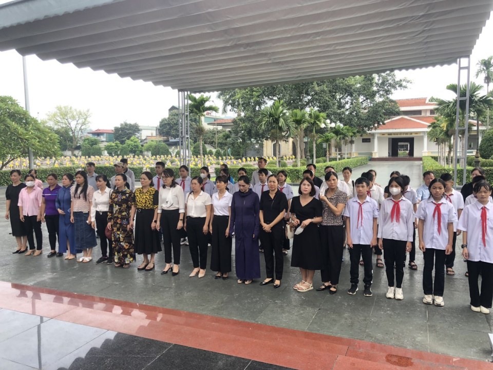 Hoạt động dâng hương tưởng niệm, viếng các anh hùng liệt sỹ tại nghĩa trang liệt sỹ Him Lam