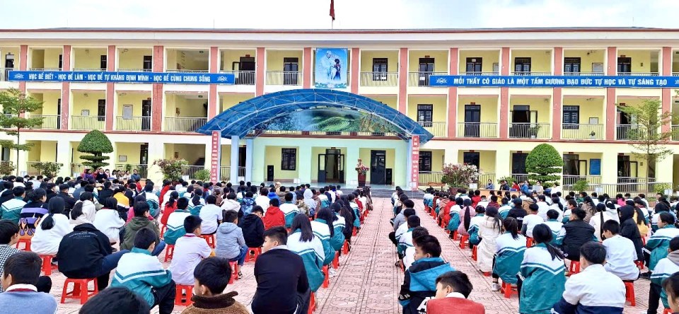 Trường THCS Trần Can phối hợp với phòng cảnh sát giao thông Thành phố Điện Biên Phủ tổ chức tuyên truyền luật an toàn giao thông đường bộ với chủ đề “ an toàn giao thông cho nụ cười ngày mai”
