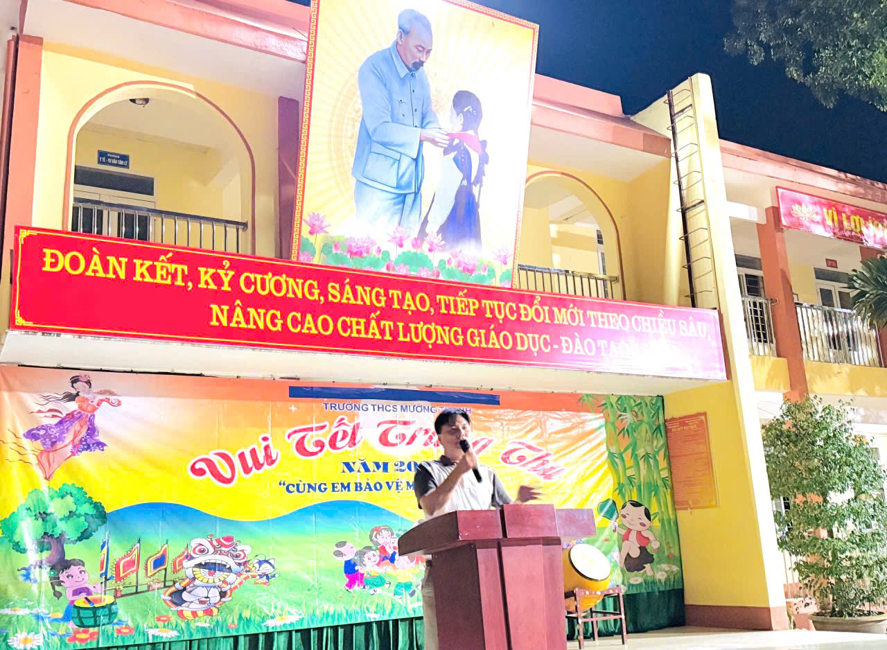 Trường THCS Mường Thanh tổ chức vui Tết trung thu cho con em cán bộ, giáo viên, nhân viên.