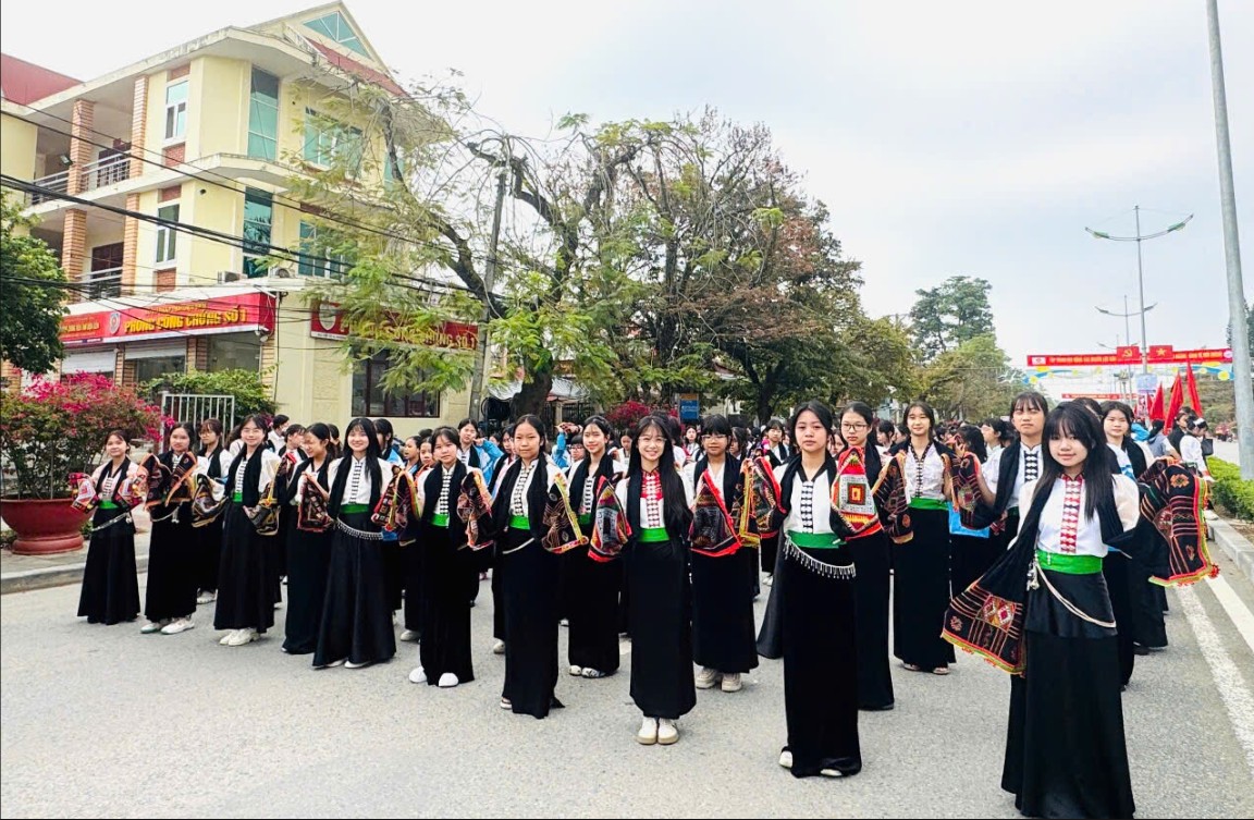 Trường THCS Mường Thanh tham gia lễ hội carnaval đường phố