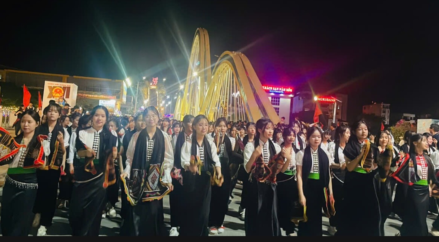Trường THCS Mường Thanh tham gia lễ hội carnaval đường phố