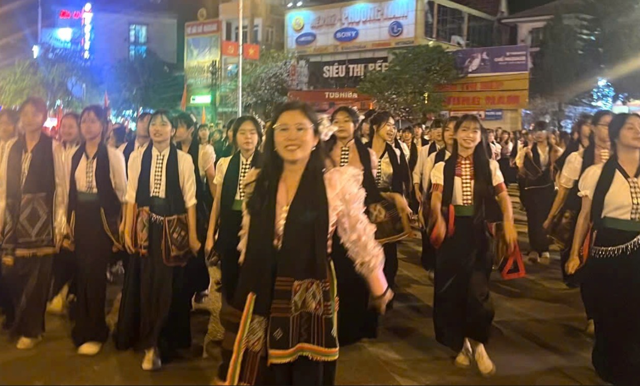 Trường THCS Mường Thanh tham gia lễ hội carnaval đường phố