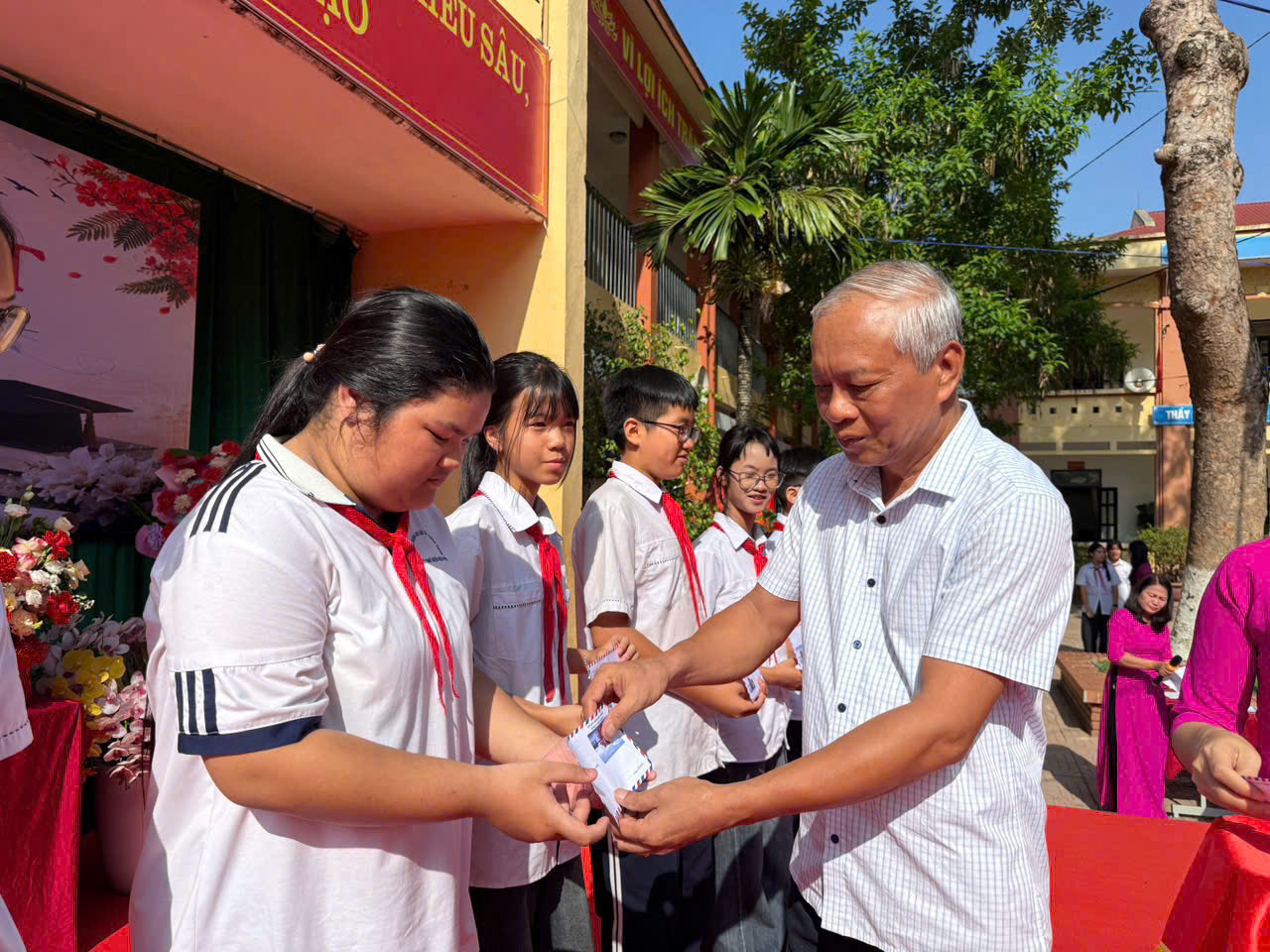 Rực rỡ sắc phượng hồng: Trường THCS Mường Thanh tổ chức lễ tổng kết năm học 2025-2026