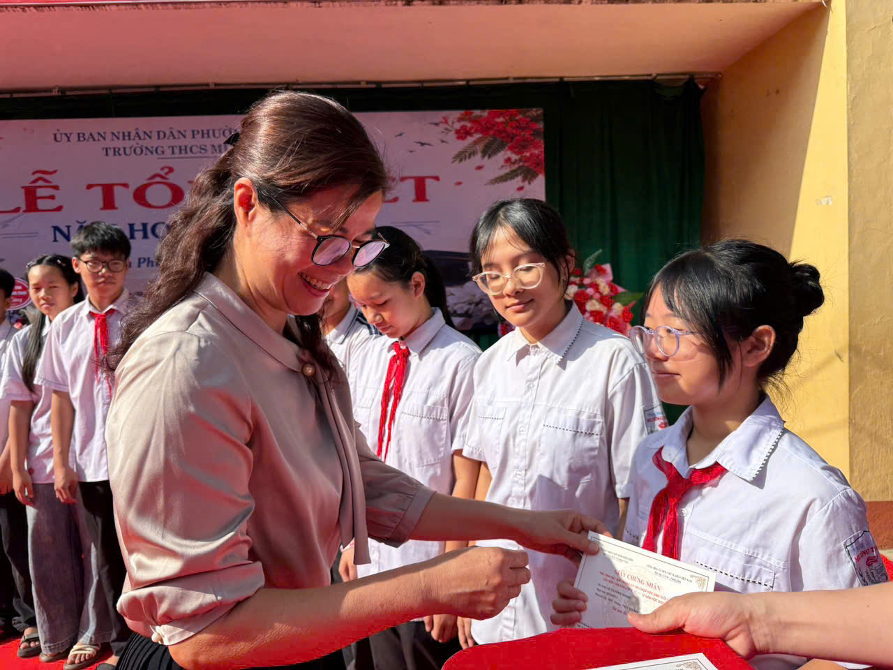 Rực rỡ sắc phượng hồng: Trường THCS Mường Thanh tổ chức lễ tổng kết năm học 2025-2026