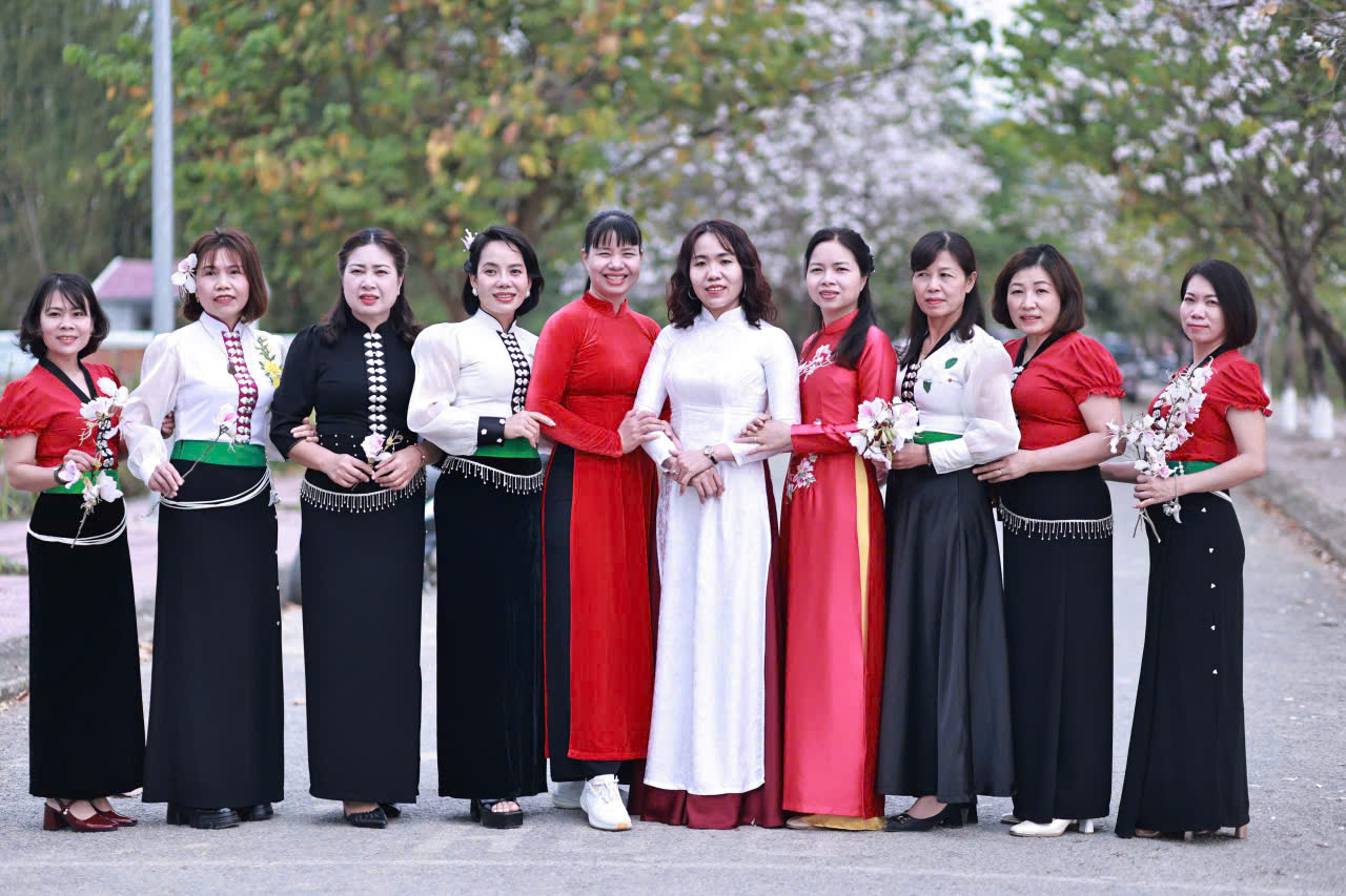 Hương sắc tháng ba: Khi tà áo dài làm đẹp thêm mái Trường THCS Tân Bình