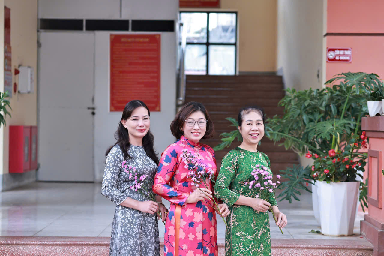 Hương sắc tháng ba: Khi tà áo dài làm đẹp thêm mái Trường THCS Tân Bình