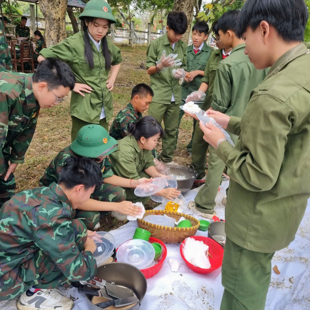 Hành trình về nguồn trải nghiệm “bếp hoàng cầm, bữa cơm chiến sĩ”