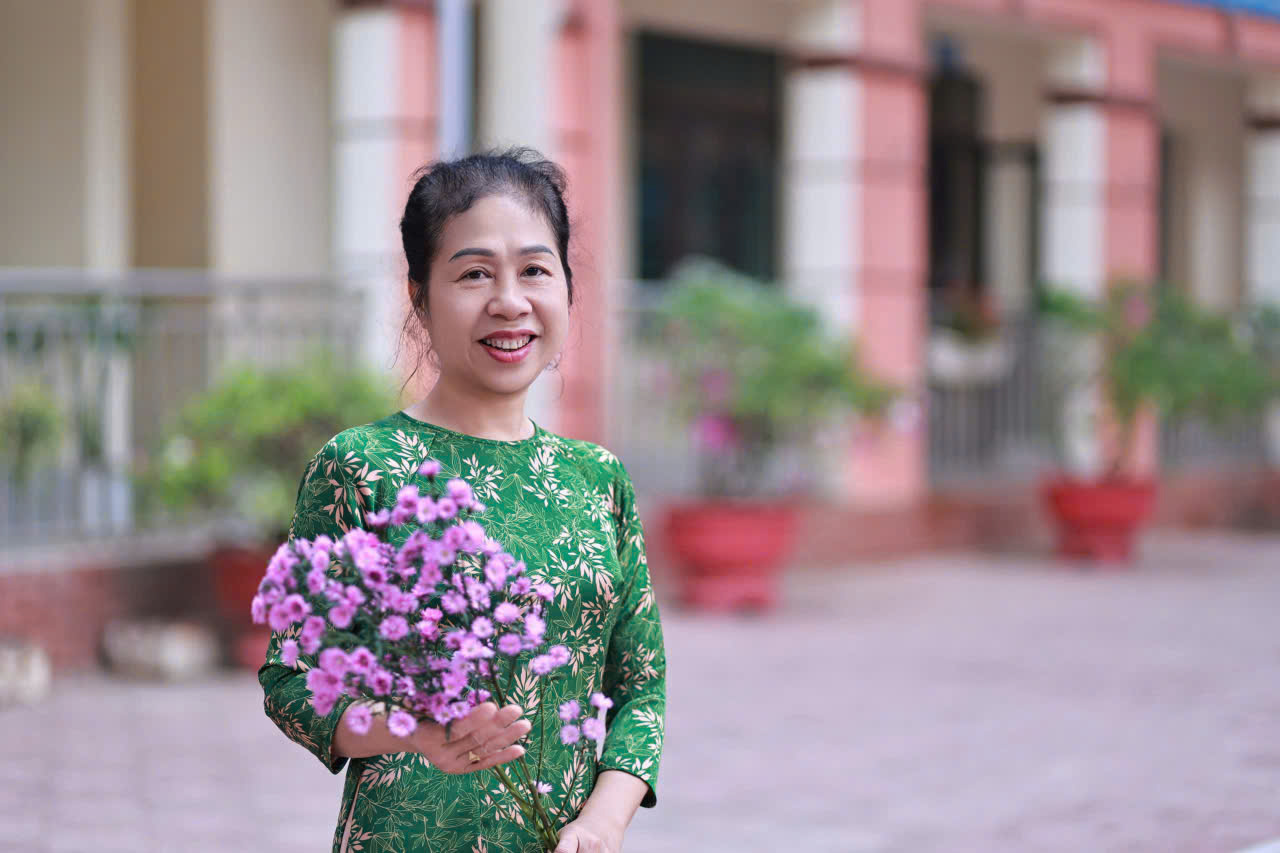 Hương sắc tháng ba: Khi tà áo dài làm đẹp thêm mái Trường THCS Tân Bình