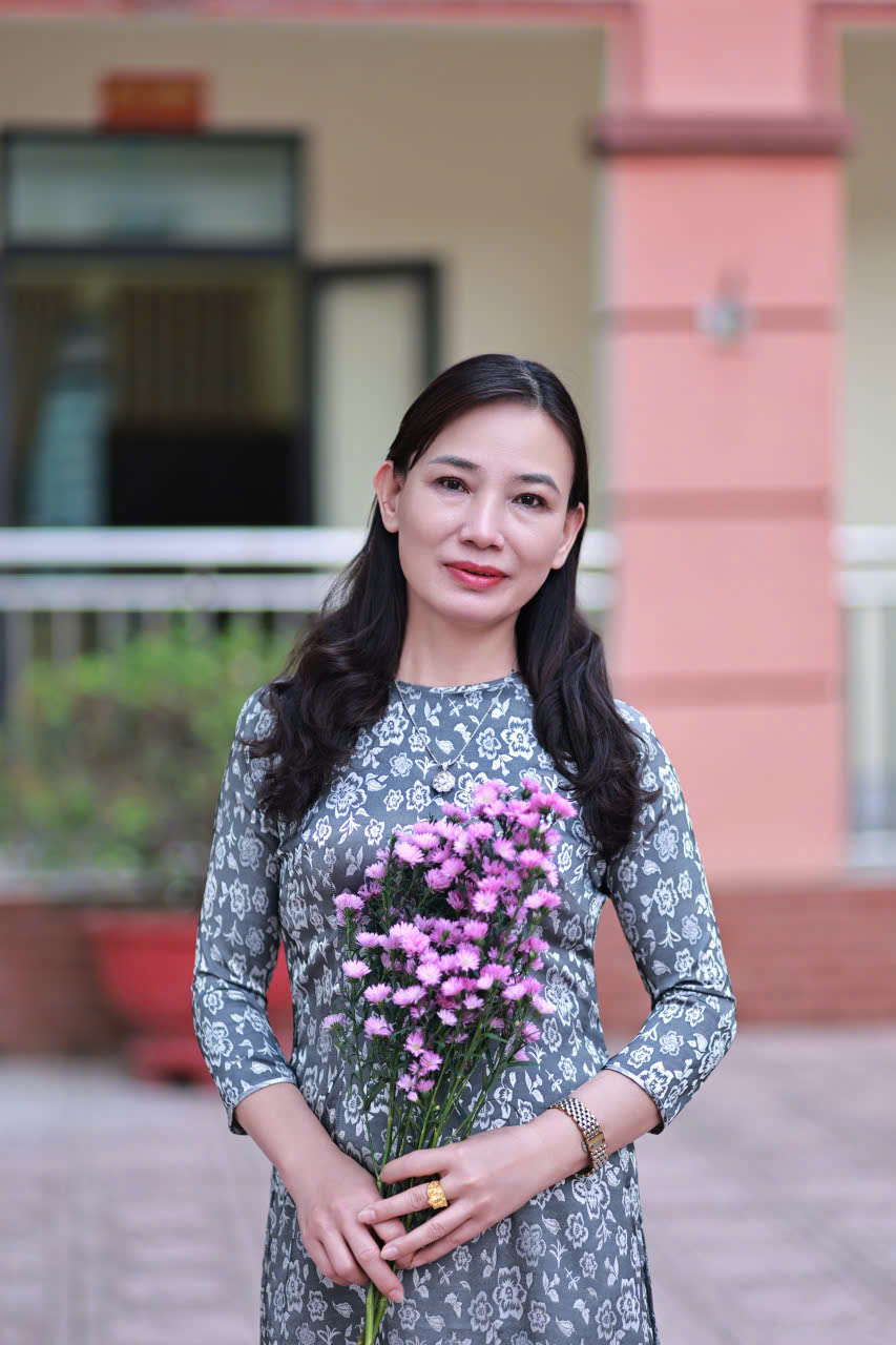 Hương sắc tháng ba: Khi tà áo dài làm đẹp thêm mái Trường THCS Tân Bình
