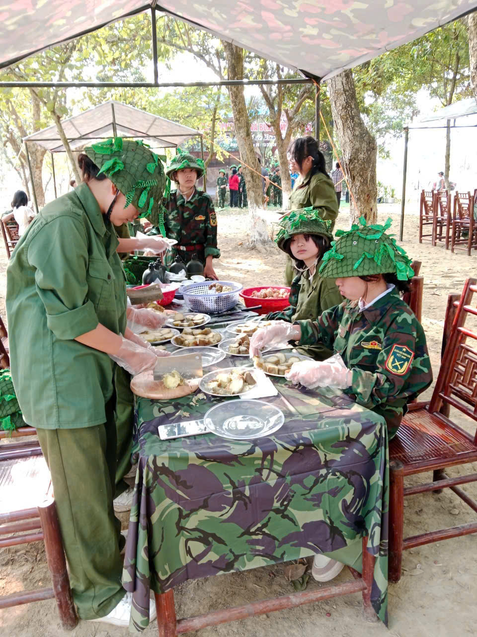 Hành trình về nguồn trải nghiệm “bếp hoàng cầm, bữa cơm chiến sĩ”