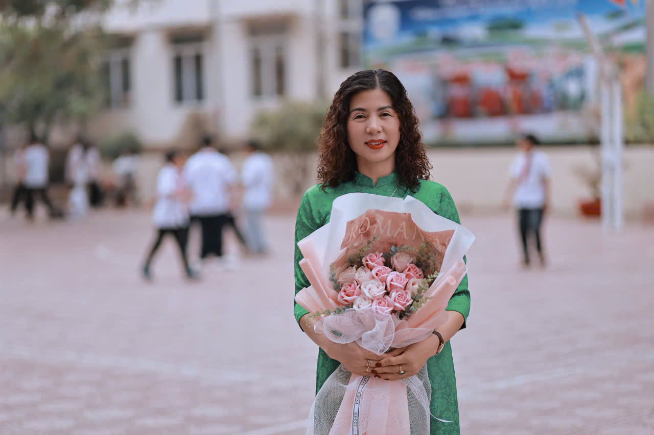 Hương sắc tháng ba: Khi tà áo dài làm đẹp thêm mái Trường THCS Tân Bình