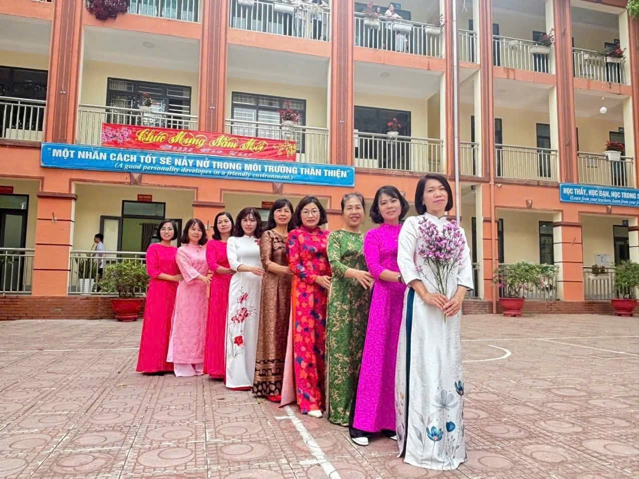Hương sắc tháng ba: Khi tà áo dài làm đẹp thêm mái Trường THCS Tân Bình