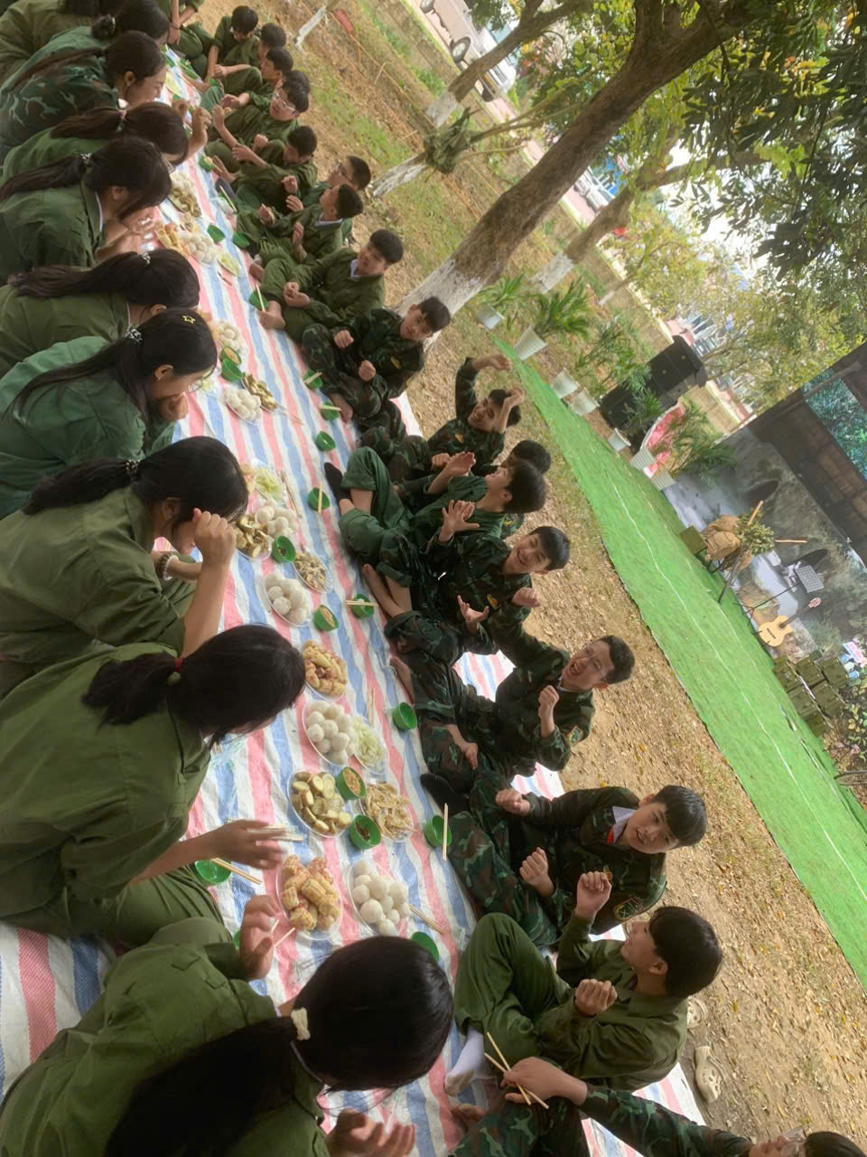 Hành trình về nguồn trải nghiệm “bếp hoàng cầm, bữa cơm chiến sĩ”