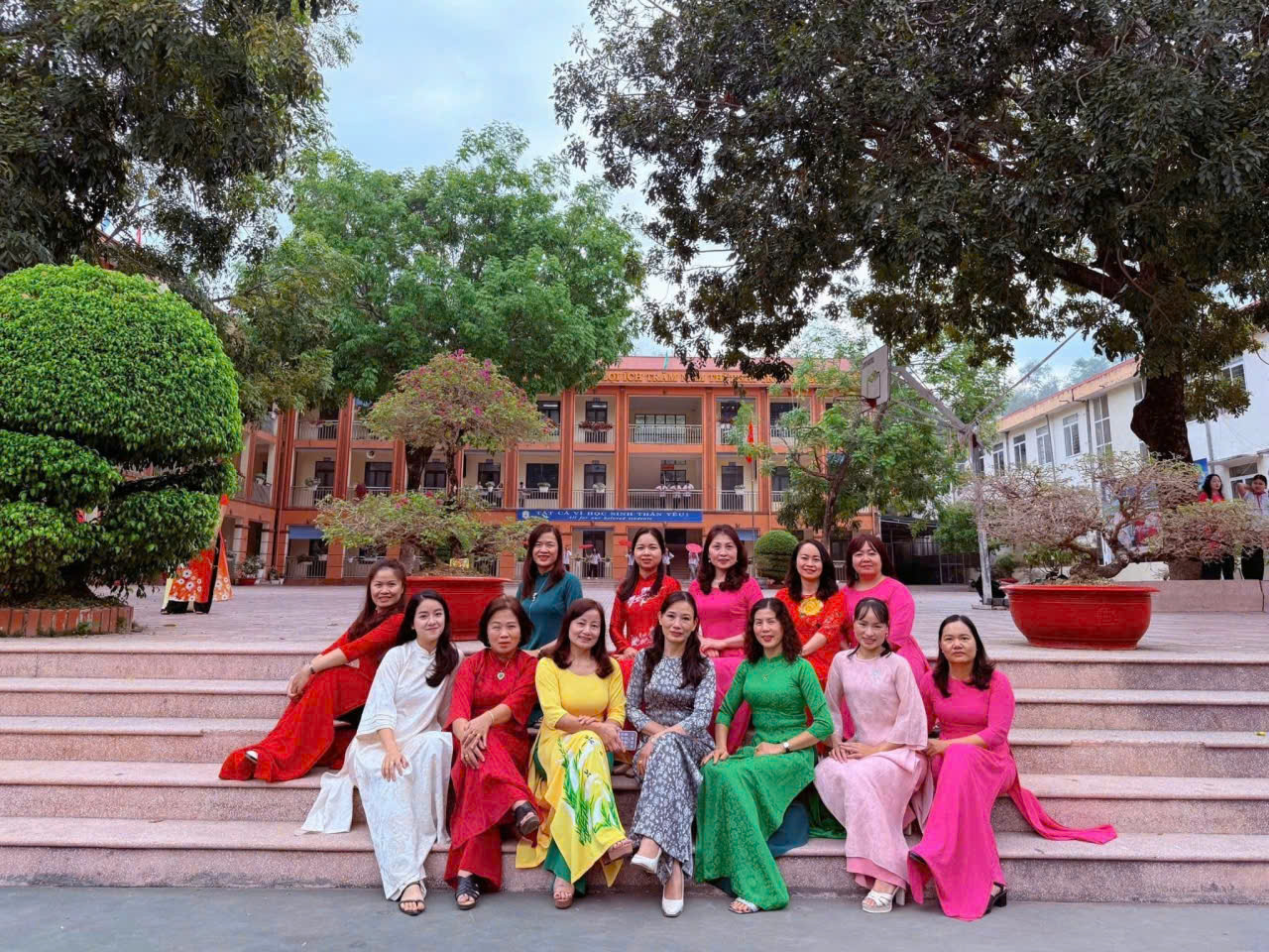 Hương sắc tháng ba: Khi tà áo dài làm đẹp thêm mái Trường THCS Tân Bình