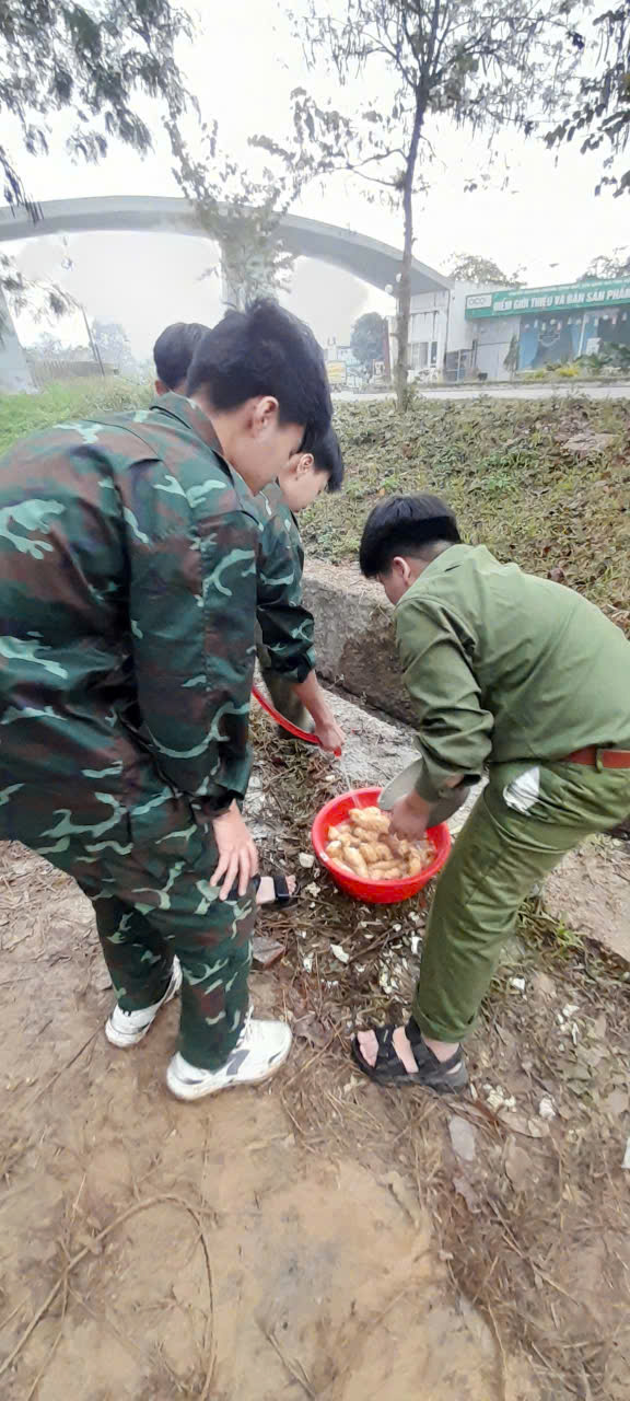 Hành trình về nguồn trải nghiệm “bếp hoàng cầm, bữa cơm chiến sĩ”