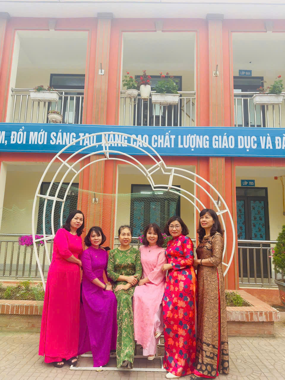 Hương sắc tháng ba: Khi tà áo dài làm đẹp thêm mái Trường THCS Tân Bình
