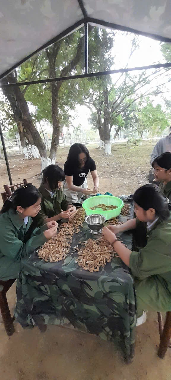 Hành trình về nguồn trải nghiệm “bếp hoàng cầm, bữa cơm chiến sĩ”