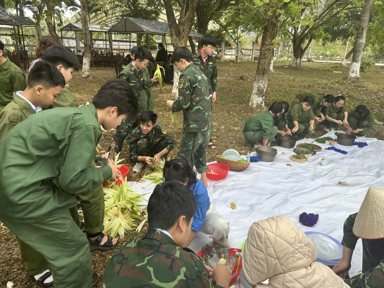 Hành trình về nguồn trải nghiệm “bếp hoàng cầm, bữa cơm chiến sĩ”