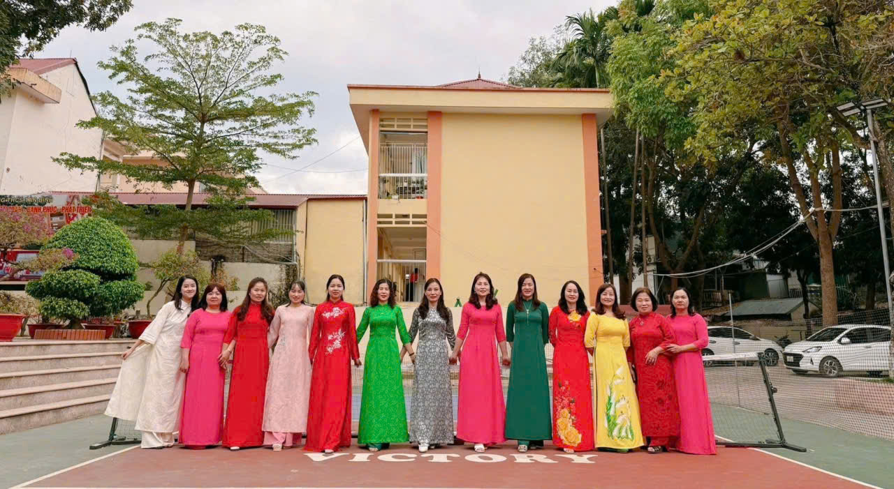 Hương sắc tháng ba: Khi tà áo dài làm đẹp thêm mái Trường THCS Tân Bình