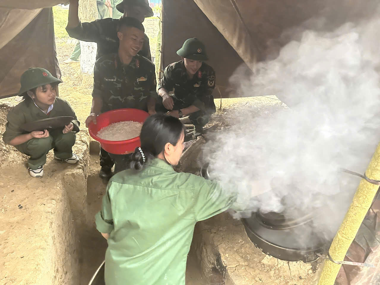 Hành trình về nguồn trải nghiệm “bếp hoàng cầm, bữa cơm chiến sĩ”