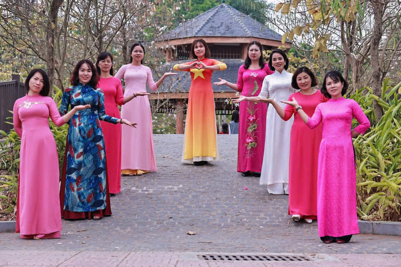 Hương sắc tháng ba: Khi tà áo dài làm đẹp thêm mái Trường THCS Tân Bình