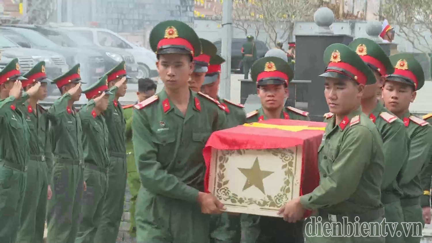 Học sinh Trường THCS Thanh Bình, tp Điện Biên Phủ tham gia đón rước hài cốt liệt sỹ là quân tình nguyện Việt Nam hy sinh tại nước bạn lào về an táng tại nghĩa trang liệt sỹ tông khao