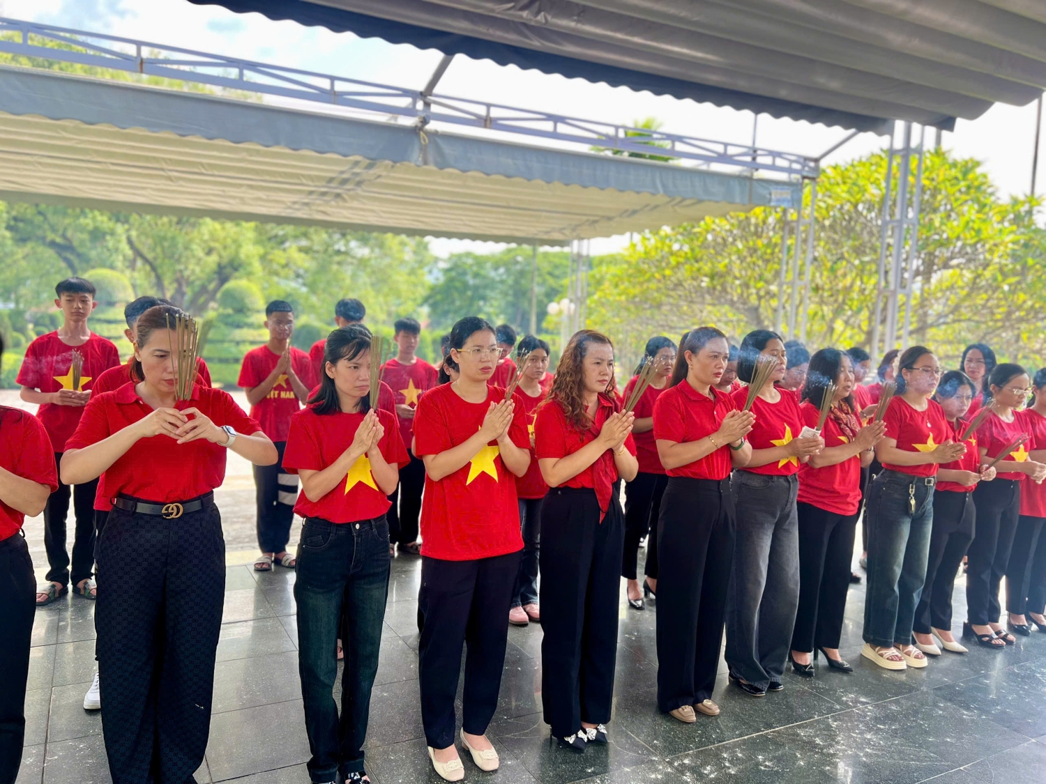 Cbgvnv và học sinh Trường THCS Thanh Bình viếng nghĩa trang liệt sĩ độc lập