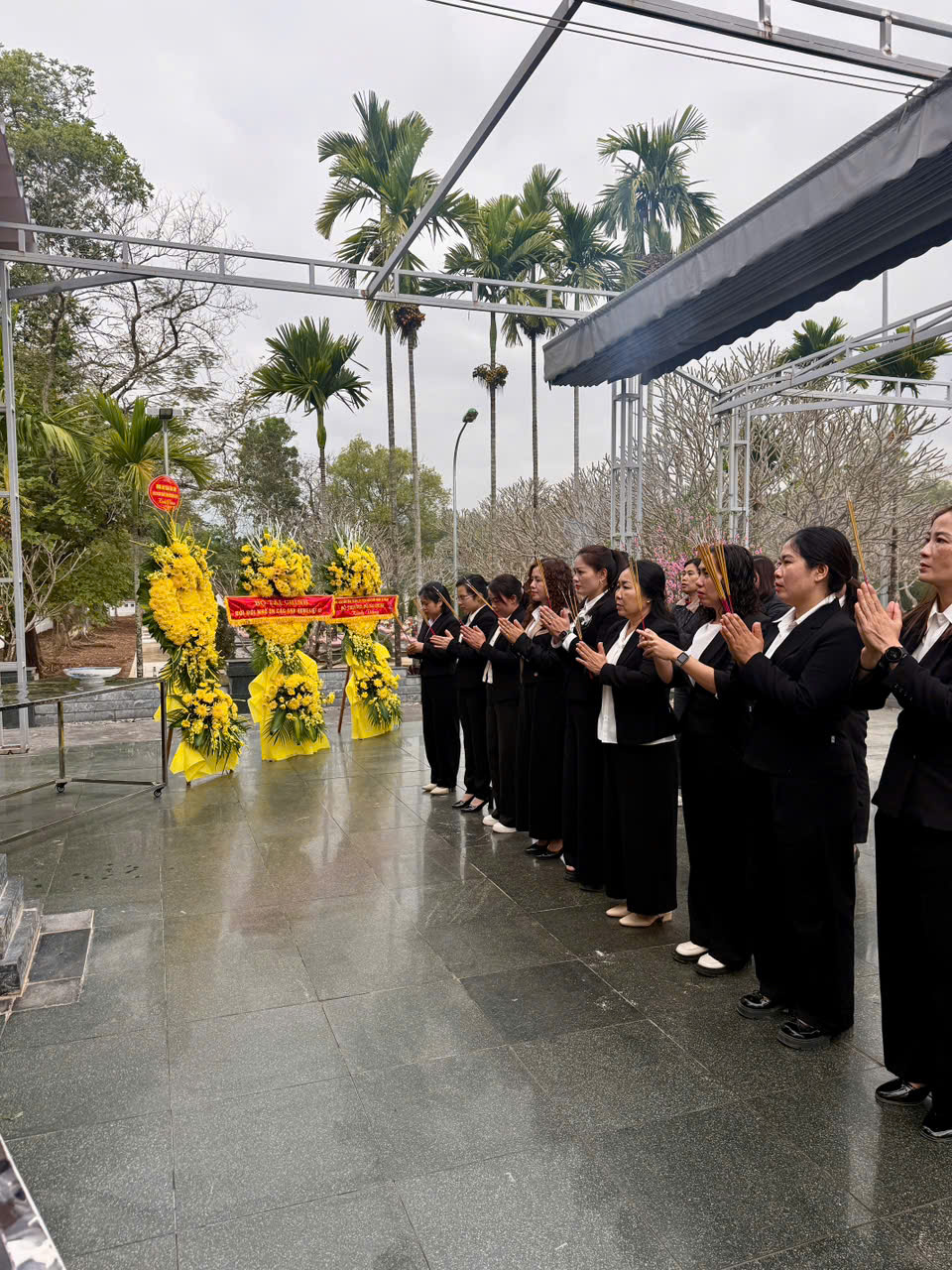 Cbgvnv Trường THCS Thanh Bình – Phường Điện Biên Phủ thăm viếng nghĩa trang liệt sĩ độc lập
