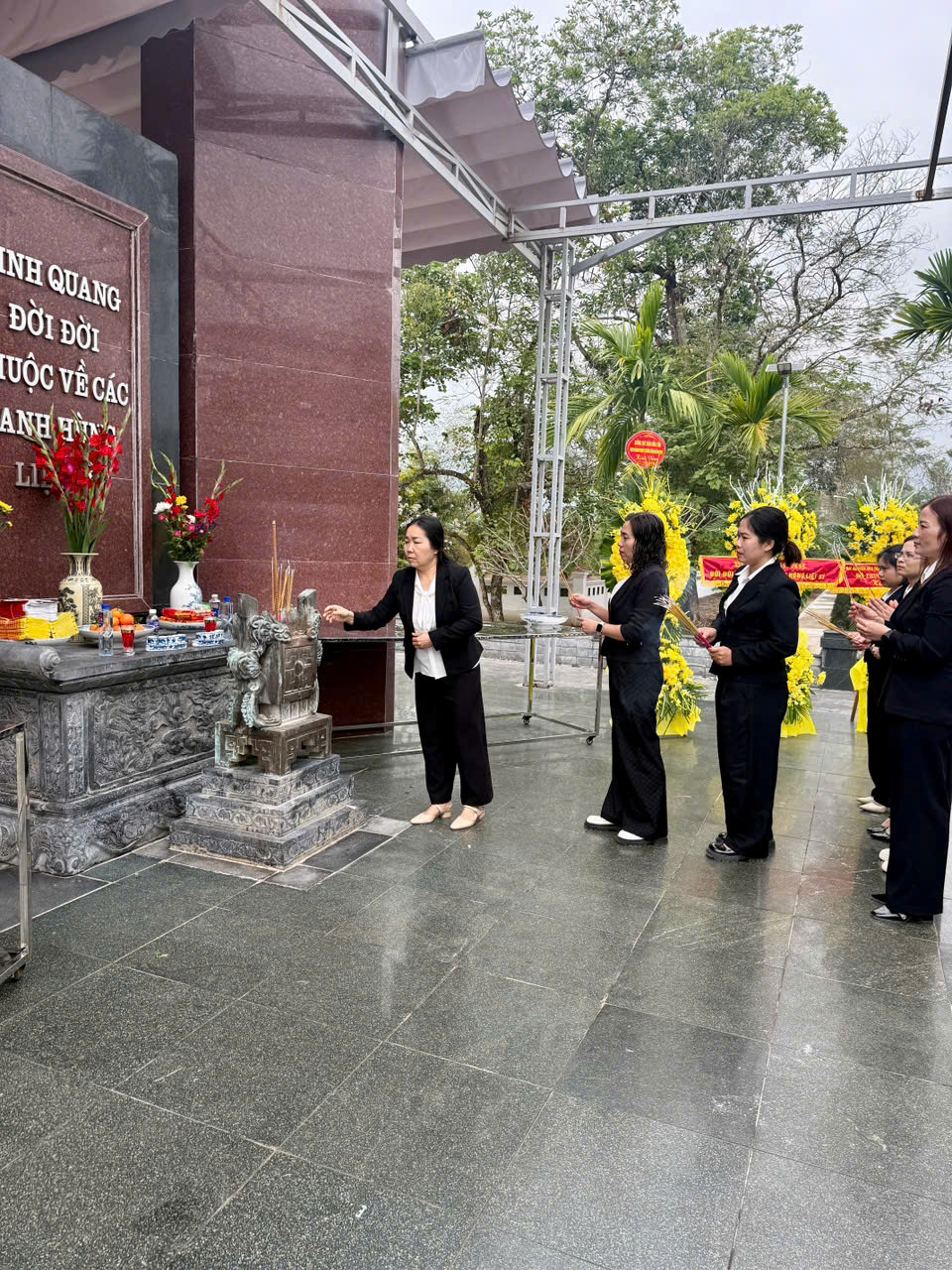Cbgvnv Trường THCS Thanh Bình – Phường Điện Biên Phủ thăm viếng nghĩa trang liệt sĩ độc lập