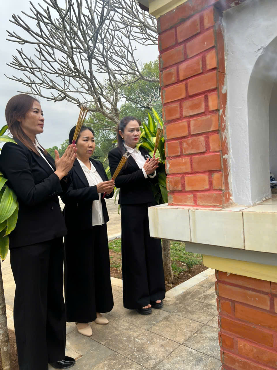 Cbgvnv Trường THCS Thanh Bình – Phường Điện Biên Phủ thăm viếng nghĩa trang liệt sĩ độc lập