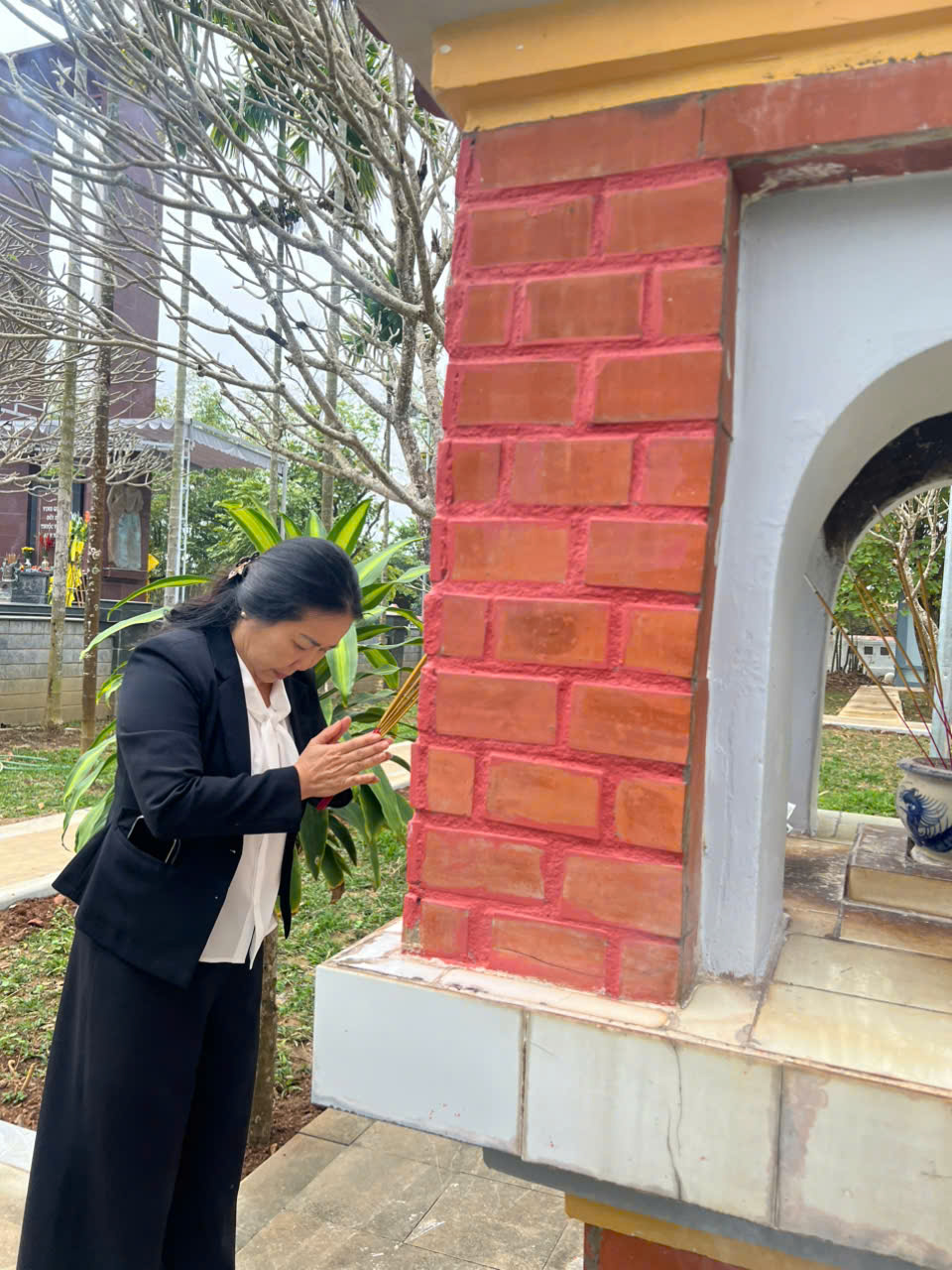 Cbgvnv Trường THCS Thanh Bình – Phường Điện Biên Phủ thăm viếng nghĩa trang liệt sĩ độc lập