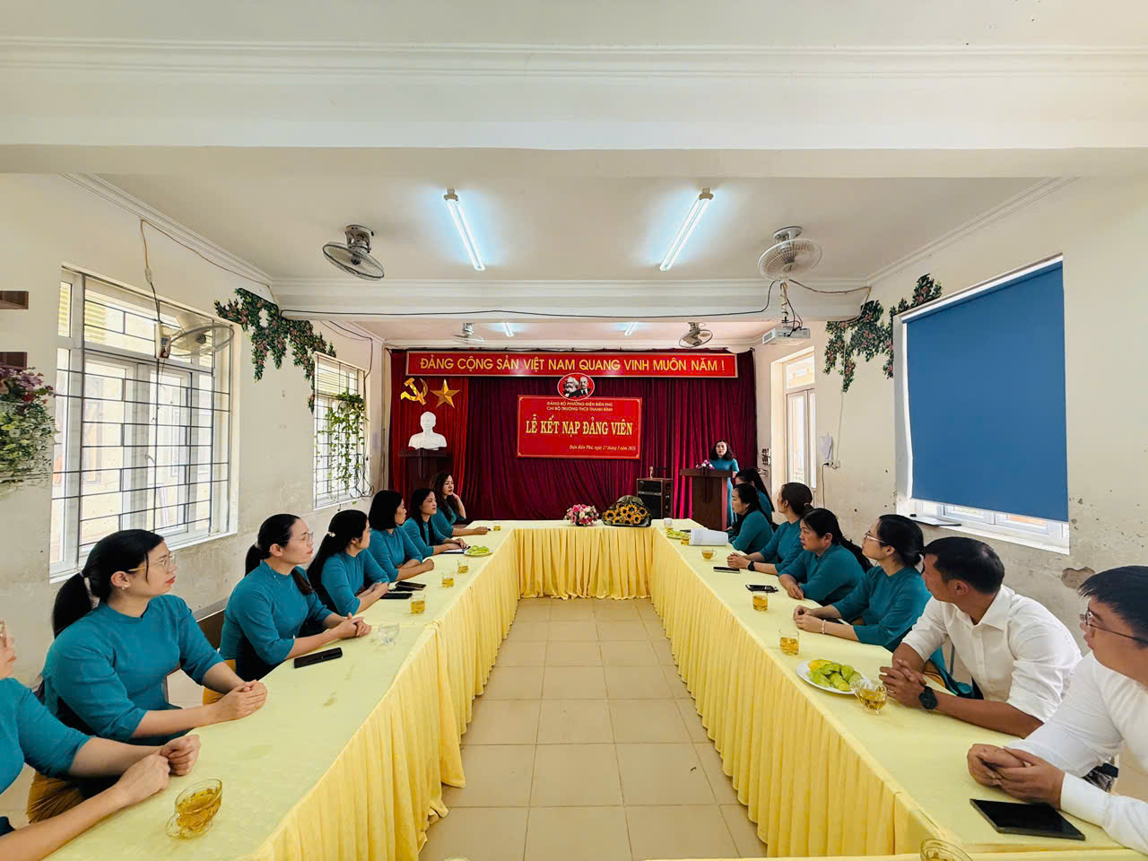 Chi bộ Trường THCS Thanh Bình - Đảng uỷ phường Điện Biên Phủ tổ chức lễ kết nạp Đảng viên mới