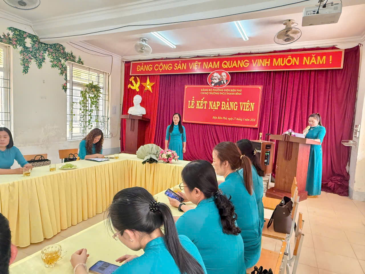Chi bộ Trường THCS Thanh Bình - Đảng uỷ phường Điện Biên Phủ tổ chức lễ kết nạp Đảng viên mới