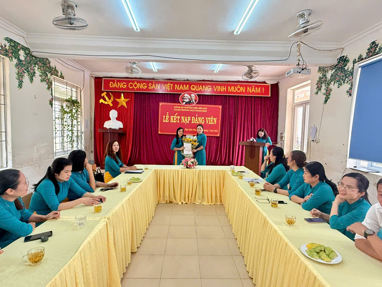 Chi bộ Trường THCS Thanh Bình - Đảng uỷ phường Điện Biên Phủ tổ chức lễ kết nạp Đảng viên mới
