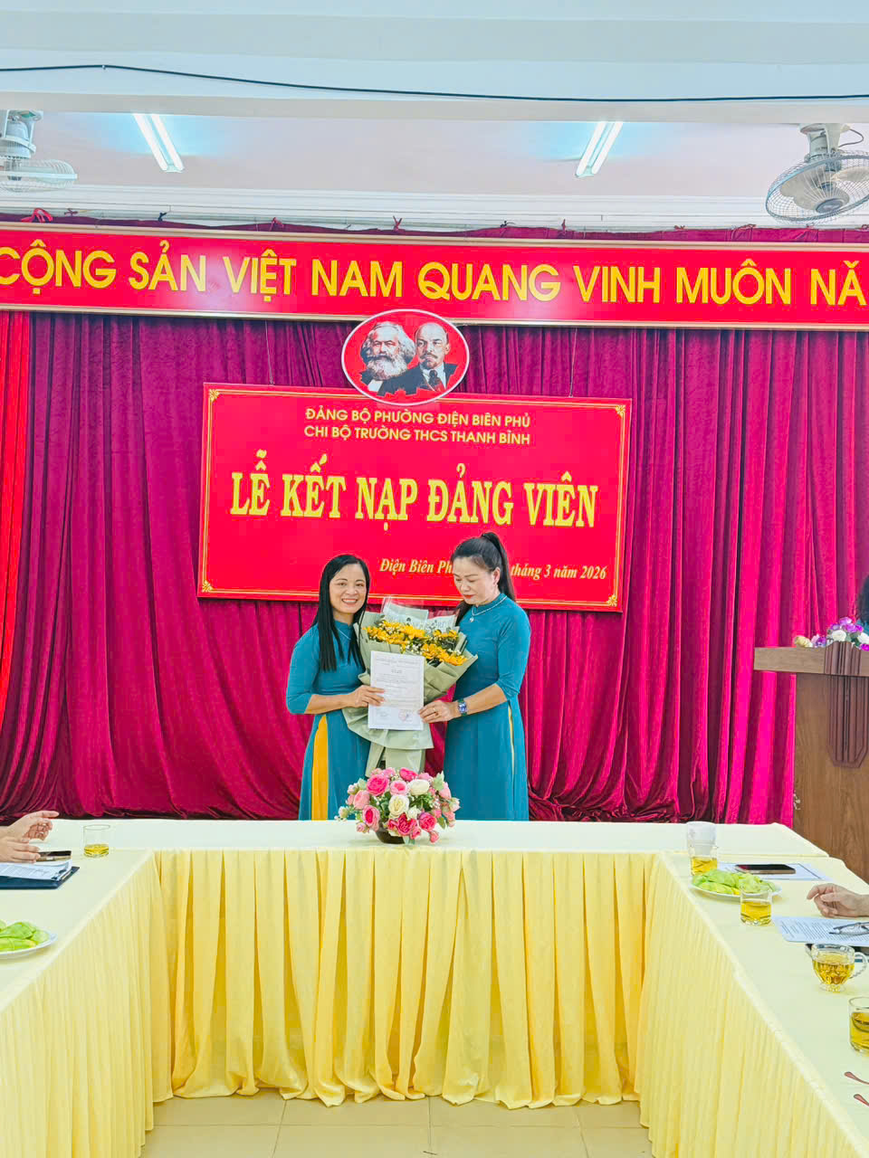Chi bộ Trường THCS Thanh Bình - Đảng uỷ phường Điện Biên Phủ tổ chức lễ kết nạp Đảng viên mới