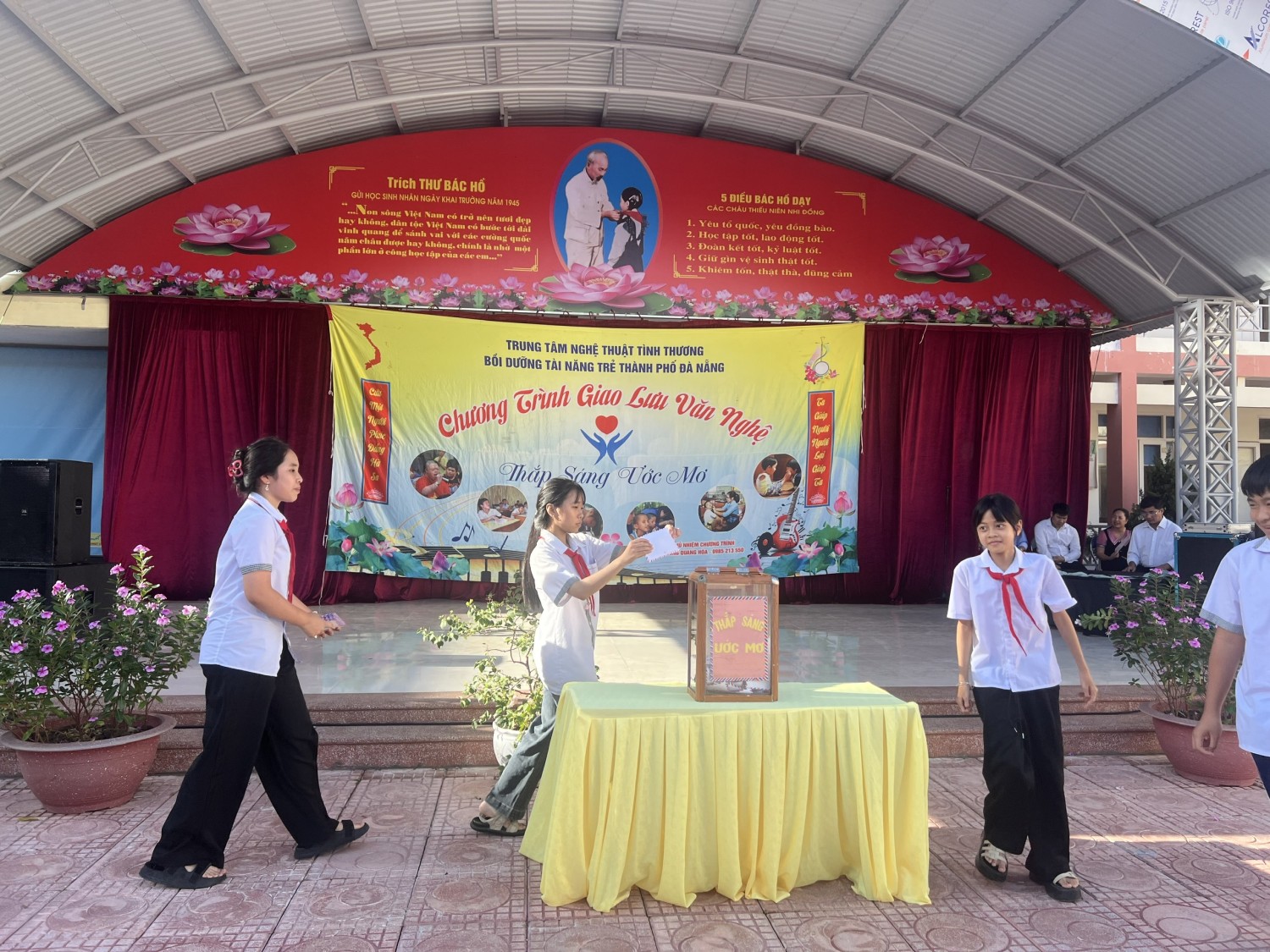 Thầy và trò Trường THCS Thanh Bình chung tay ủng hộ trung tâm nghệ thuật tình thương đà nẵng